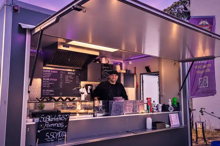 Daniel im Planet-Smashburger-Foodtruck