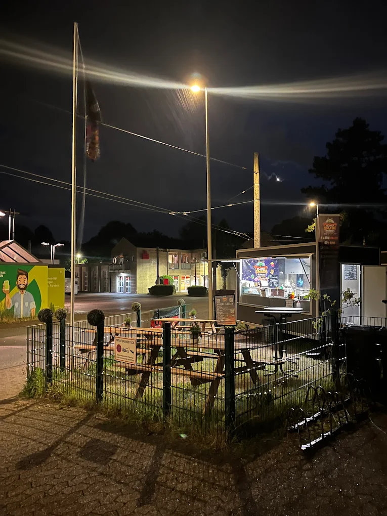 Planet-Smashburger-Foodtruck mit Sitzplätzen am Abend in Solingen